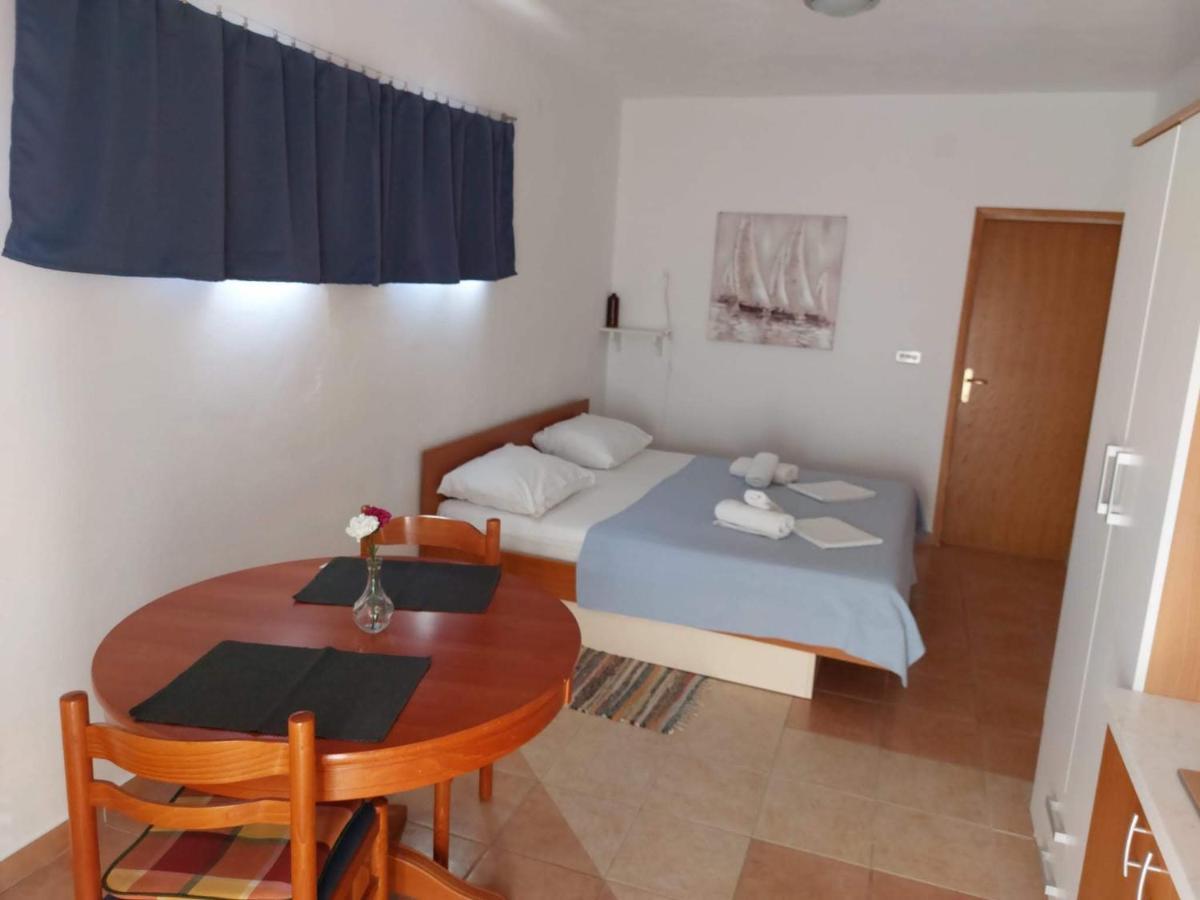 Apartments Burcul Pag Pag Town Bagian luar foto