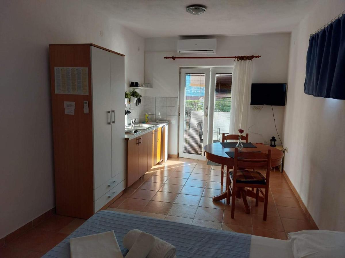 Apartments Burcul Pag Pag Town Bagian luar foto