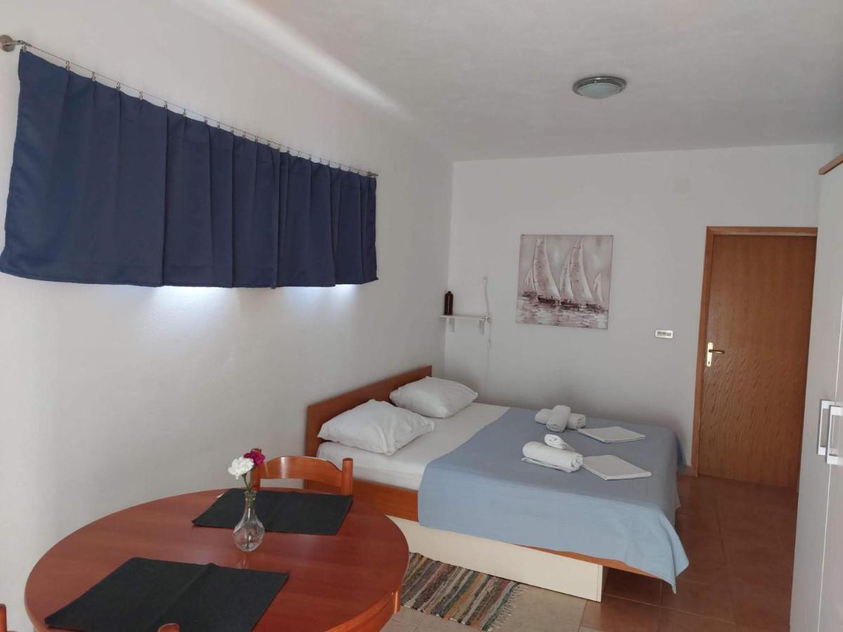 Apartments Burcul Pag Pag Town Bagian luar foto