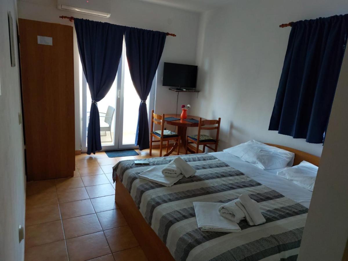 Apartments Burcul Pag Pag Town Bagian luar foto